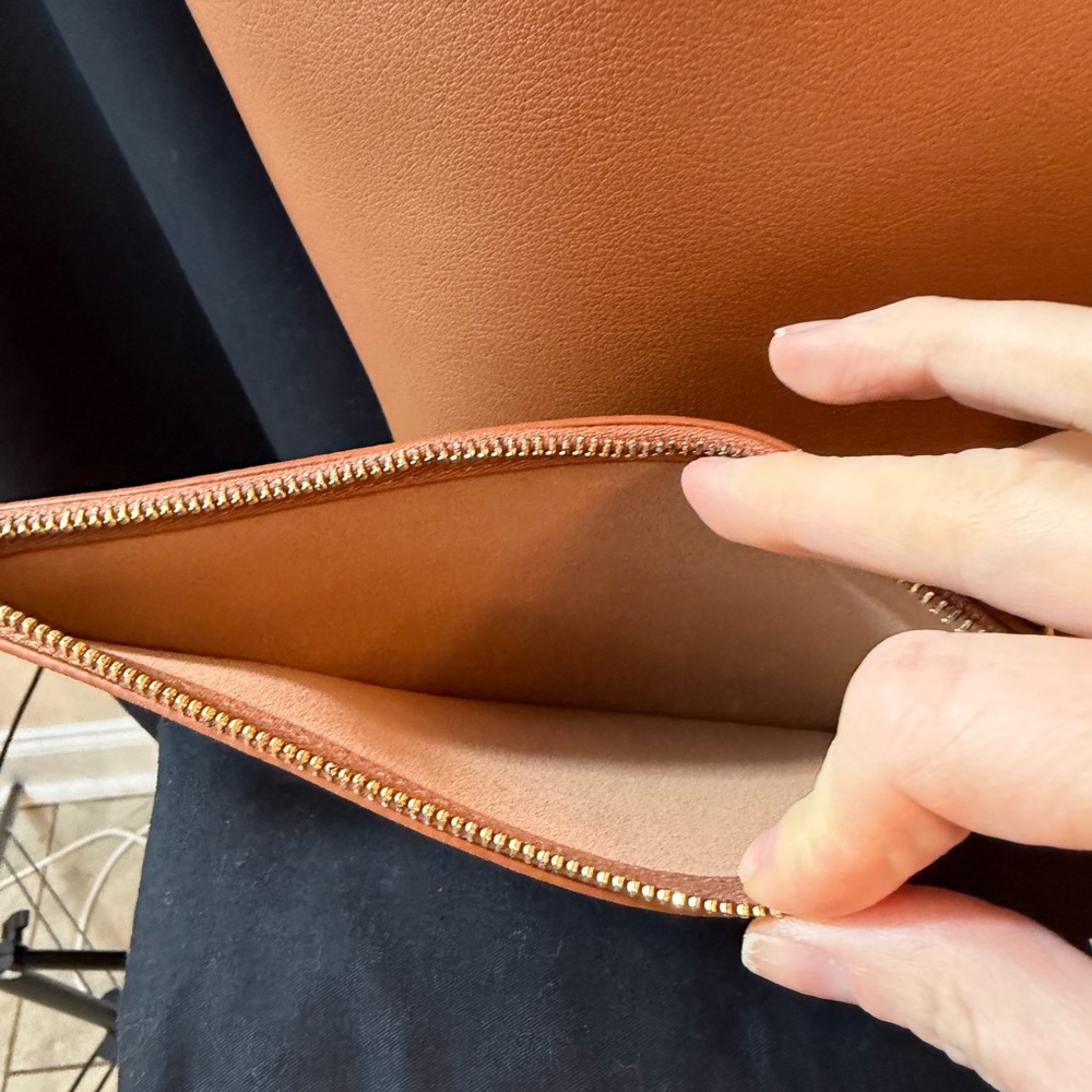Saint Laurent East/West shoppong tote in Brown Leather Tote Bag BNWT in cover - Picture 6 of 8